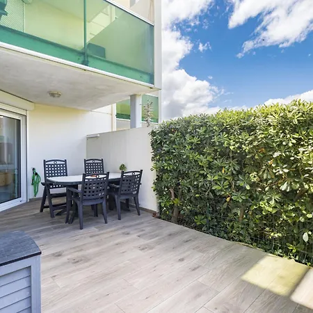 Front De Appartement