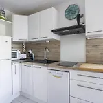 Front De Apartment